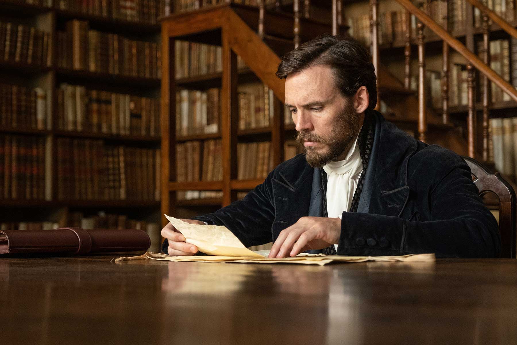 Sam Claflin 在比利·奥古斯特版《基督山伯爵》中饰演埃德蒙·唐戴斯